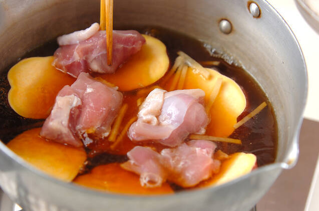 サツマイモと鶏肉の煮物の作り方の手順2