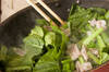 ピリ辛で食欲そそる！小松菜と豚肉の中華炒めの作り方の手順2