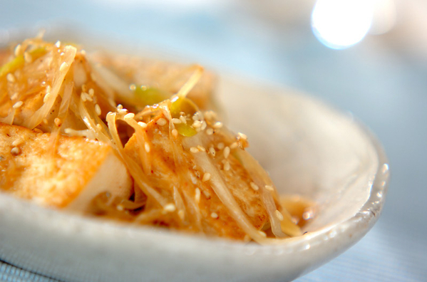 白い皿に盛り付けられている焼き豆腐の長ねぎ炒め