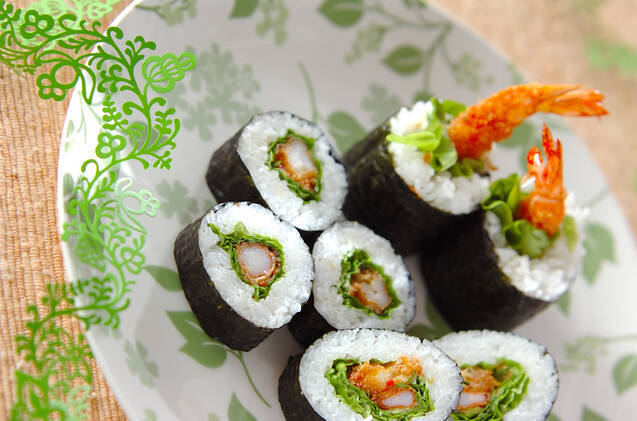 白い皿に盛られたエビフライ巻きプレート