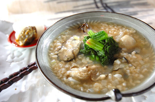 白い器に盛られたかきの発芽玄米おじや