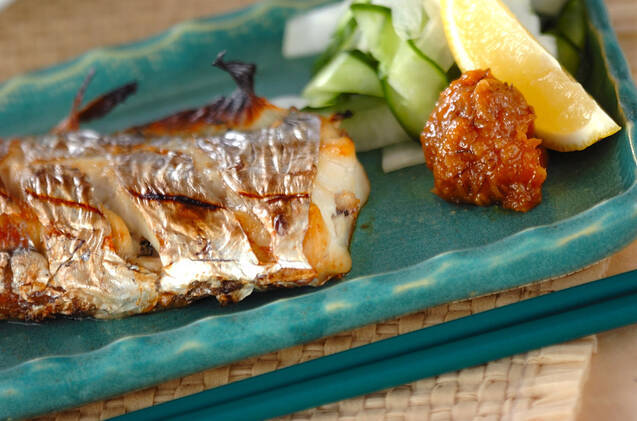 レモンを添えた太刀魚の塩焼き