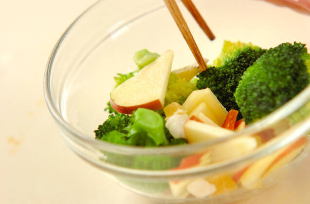 ブロッコリーとリンゴのサラダの作り方の手順2