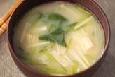 エノキと玉ネギのみそ汁