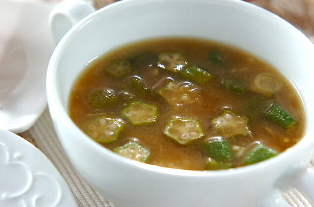 白い両手カップに盛りつけられたみょうがとオクラ入りのみそ汁