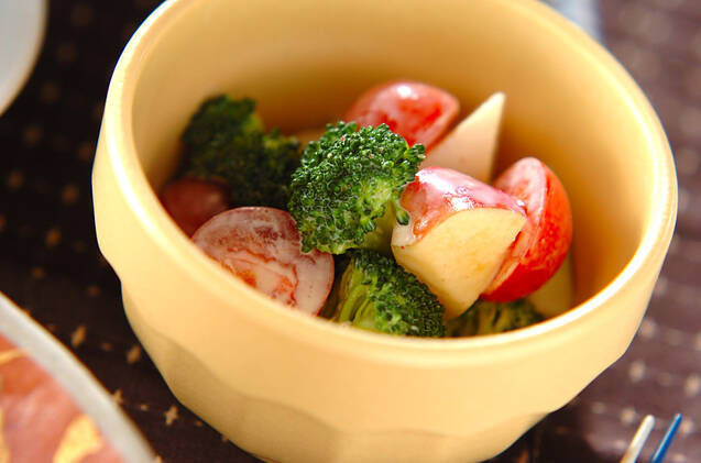 ブロッコリーとリンゴのサラダ