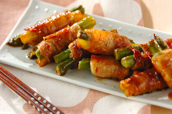 白い皿に豚肉のアスパラガス巻きが盛られている様子