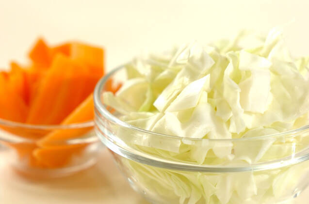 常備野菜で！キャベツとニンジンのみそ汁の作り方の手順1