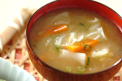 常備野菜で！キャベツとニンジンのみそ汁