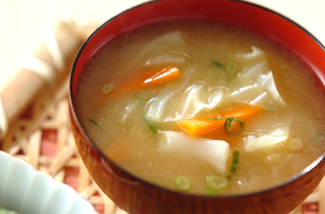 常備野菜で！キャベツとニンジンのみそ汁