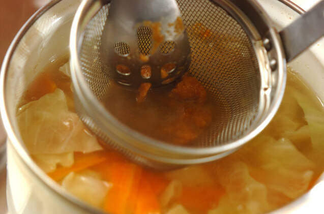 常備野菜で！キャベツとニンジンのみそ汁の作り方の手順3