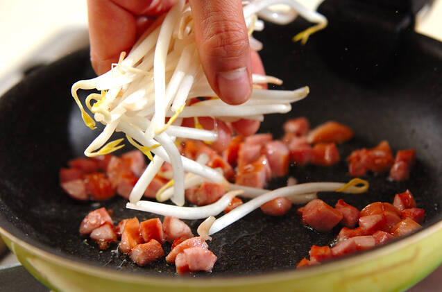 モヤシとソーセージの卵焼きの作り方の手順2