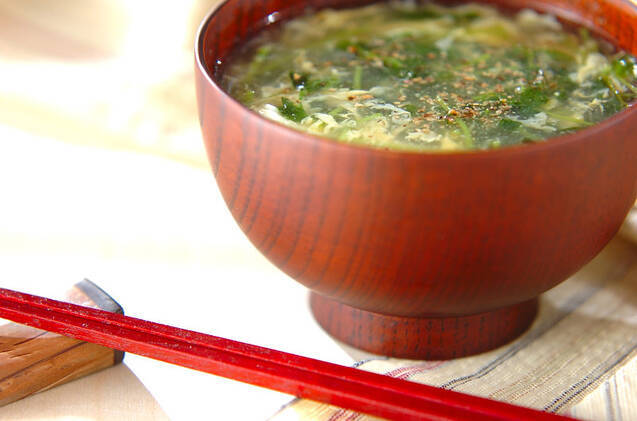 茶色いお碗に盛った豆苗のかきたま汁