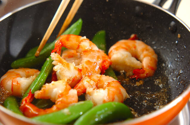 スナップエンドウとエビの炒め物の作り方の手順4