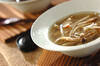キノコとゴボウのジンジャースープの作り方の手順