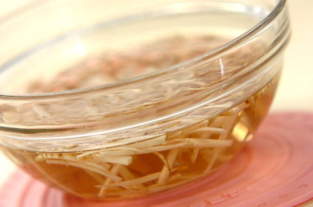 キノコとゴボウのジンジャースープの作り方の手順2