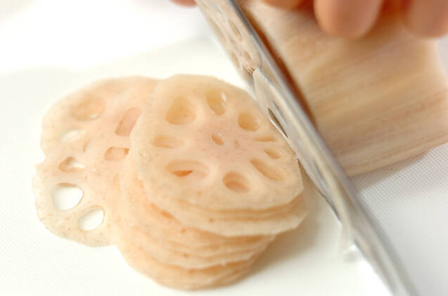 レンコンとルッコラのサラダの作り方の手順1