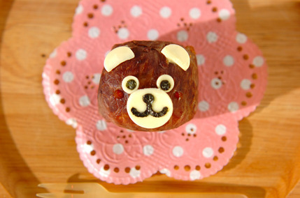 器に盛られたくまさんの手まり寿司