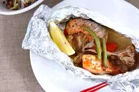 野菜たっぷり！サーモンのバターホイル焼き