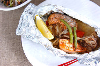 野菜たっぷり！サーモンのバターホイル焼き