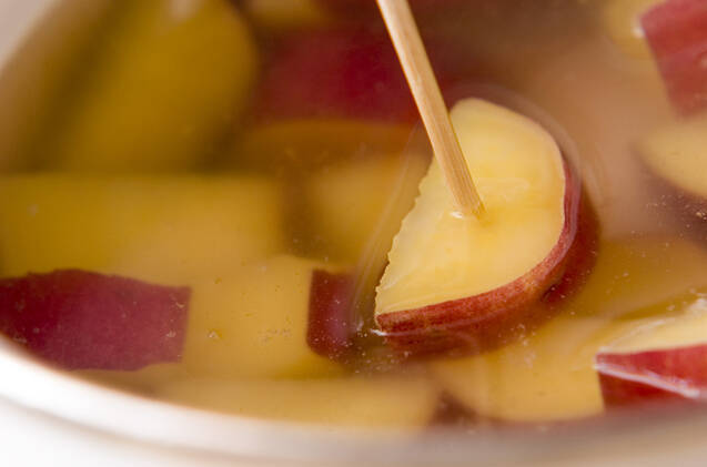 おさつとリンゴのサラダの作り方の手順2