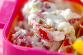 プチトマトとチーズのサラダ