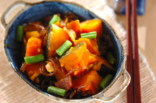 皿にのった、しらたきとかぼちゃの具沢山煮物