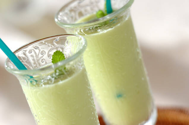 細長いグラスに入ったブランデー入りメロンドリンク