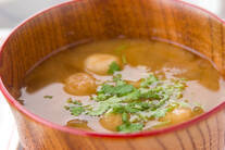 玉ネギと麩のみそ汁