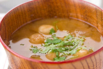 玉ネギと麩のみそ汁