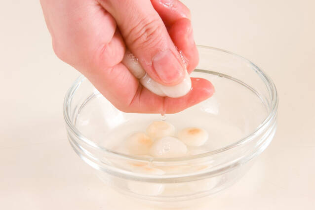 玉ネギと麩のみそ汁の作り方の手順1