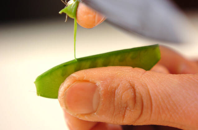 キヌサヤのおかか和えの作り方の手順1