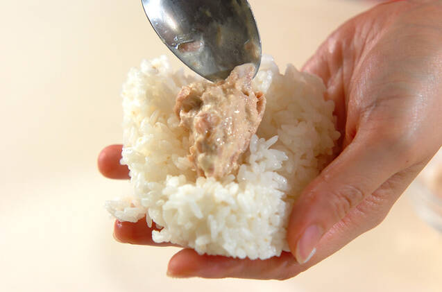 ツナマヨおにぎりの作り方の手順2