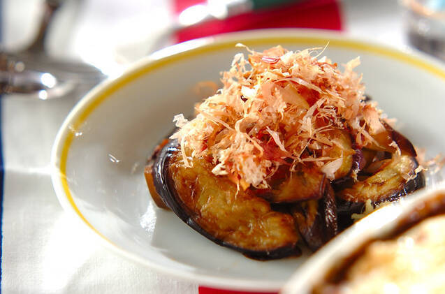 かつおぶしをのせた焼きナスを盛った白い器