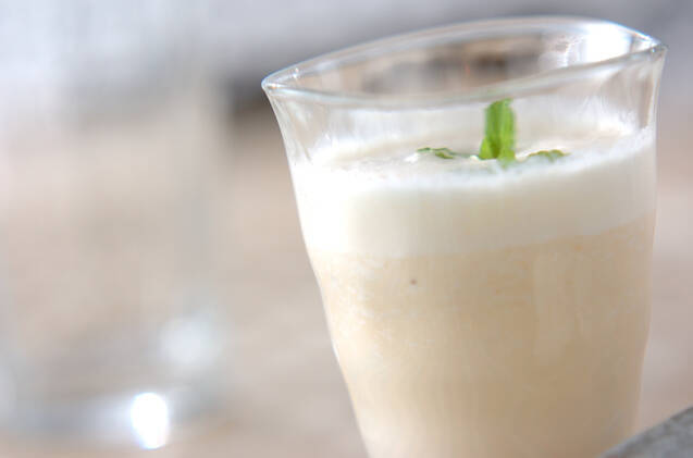 透明のグラスに入ったメロンのペッパードリンクとミントの葉