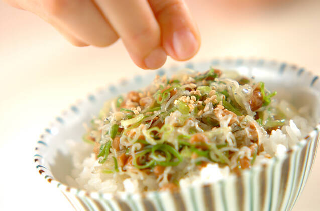 納豆とジャコのせご飯の作り方の手順1