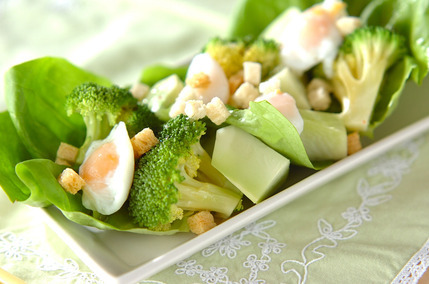 ウズラのポーチドエッグサラダ