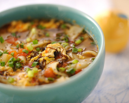 もずくとトマトのサンラーきしめん