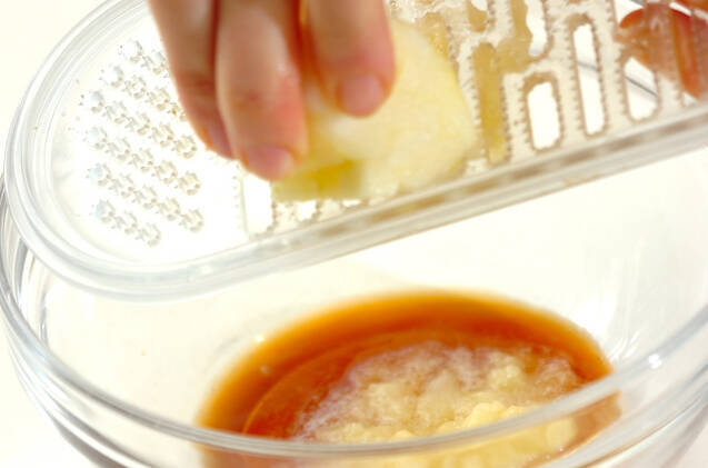 すりおろしリンゴのサラダの作り方の手順1