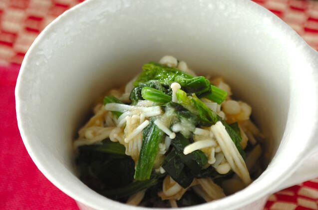 白い器に盛られたりんごのサラダ