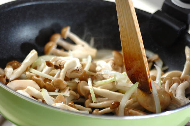 鶏とキノコのフリカッセの作り方の手順2