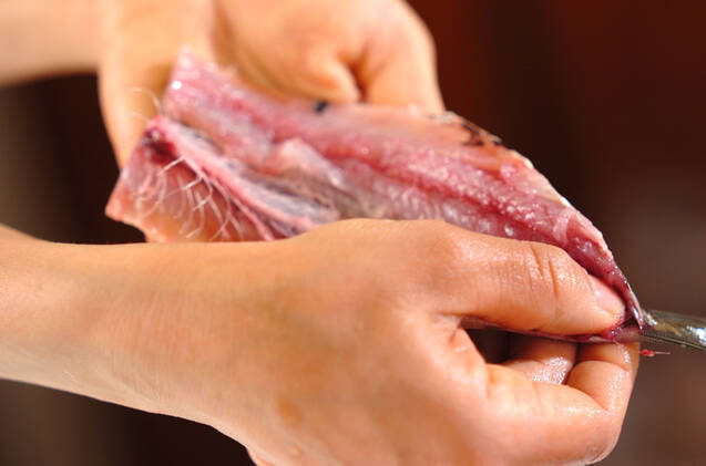 イワシとカリカリ梅のタタキの作り方の手順1