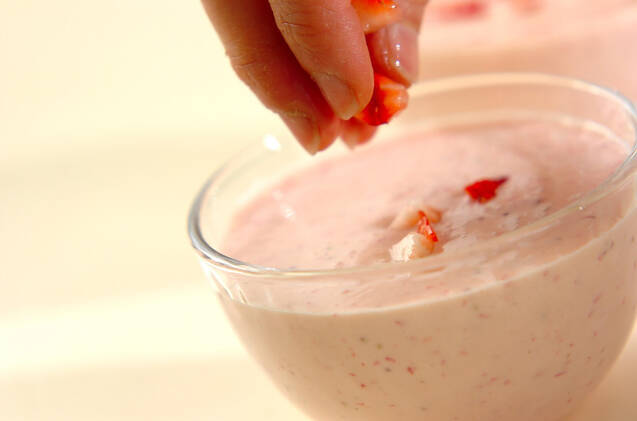 イチゴヨーグルトシェイクの作り方の手順2