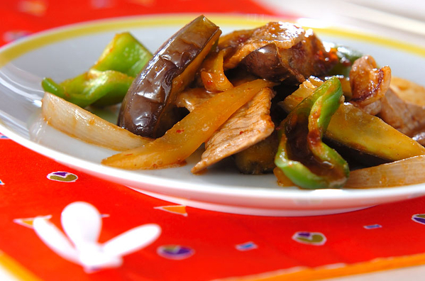 丸皿に盛り付けたなすと豚肉の炒め物