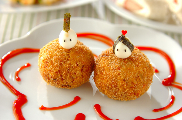 白い皿に盛り付けたツナ入りライスコロッケ