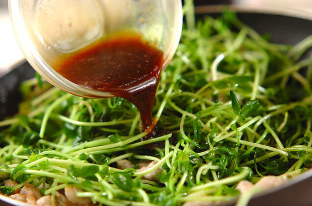 ご飯がもりもりすすむ！豆苗と豚肉のオイスターソース炒めの作り方の手順5