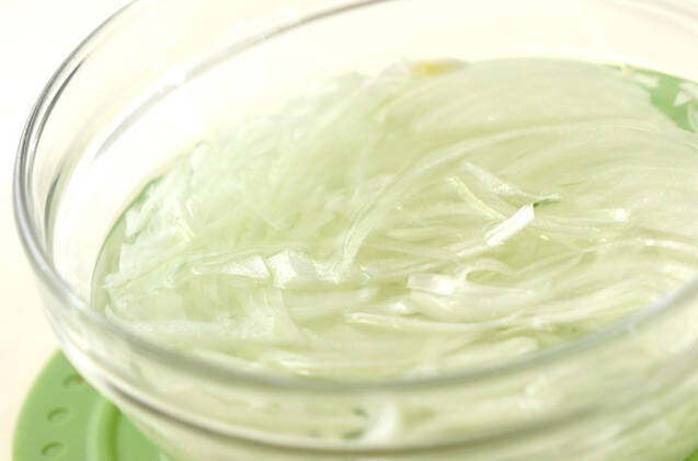 シラスたっぷりオニオンサラダの作り方の手順1