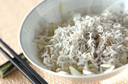 シラスたっぷりオニオンサラダ