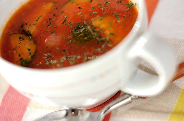 白い皿に盛られたズッキーニと玉ねぎのトマトスープ