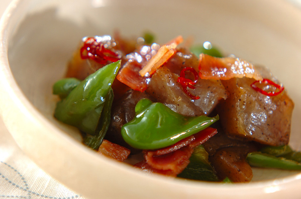 こんにゃくとベーコンのピリ辛炒め